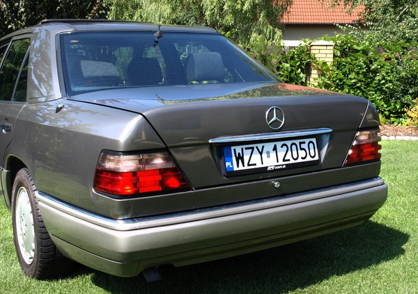 Mercedes-Benz Klasa E cena 49000 przebieg: 166000, rok produkcji 1993 z Skoki małe 781